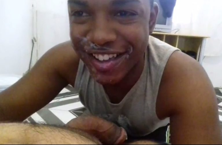 GOZEI NO NEGUINHO QUE FICOU FELIZAÇO COM PORRA NA BOQUINHA