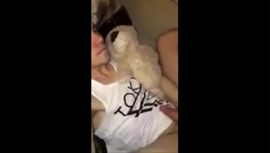 Padrasto fudendo o enteado gayzinho com bicho de pelucia